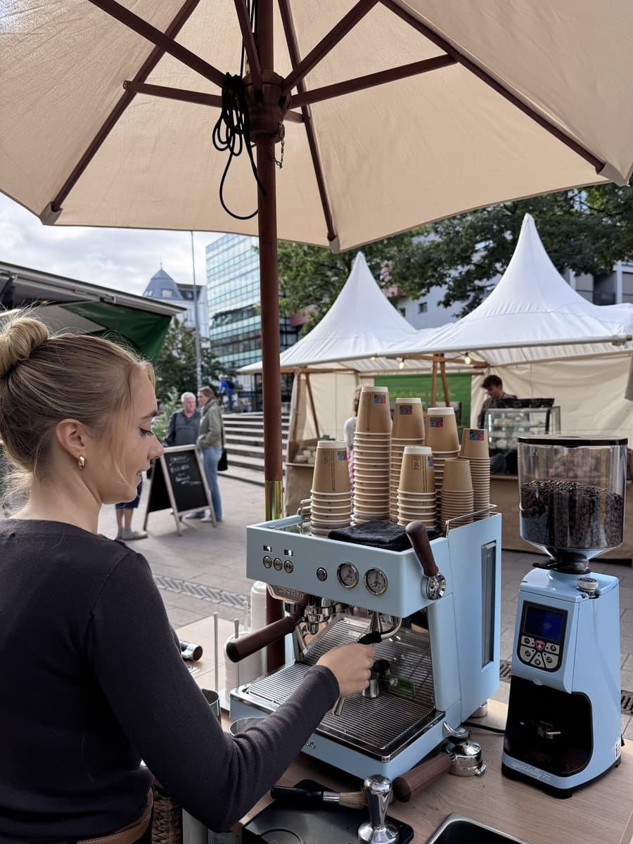 Barista bereitet Kaffee frisch vor Ort an der mobilen Coffee Bar zu